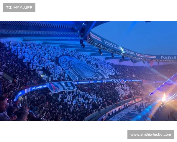 球迷在王子公园球场展示巨型TIFO,向小罗致敬